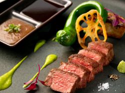 黒毛和牛フィレ肉のポワレ 季節野菜を添えて 『アルカンシエル特製 和洋2種のソース』