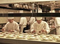 全会場にライブビューキッチンを完備!出来立てのお料理を五感で堪能