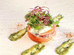 渥美プレミアムラスサーモンとポーチドエッグのセルクル仕立て