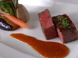 熟成国産牛フィレのグリエ、赤ワインソース添え