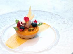 オレンジのタルト ミルクチョコレートクリームとマンゴーソース