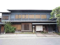 料理メニューは基本1コースのみ。ドリンク、部屋代が込みで料金の上がる心配が無いから安心。