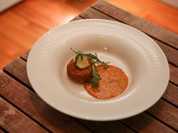 ルイジアナクラブケーキ レムラードソース セルバチコを添えて