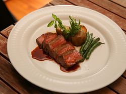 サーロインステーキ ピノ・ノワールソース ローズマリーローストポテト いんげんのソテー
