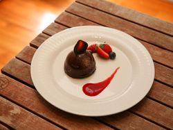 Lily Cakes リッチチョコレートケーキ ベリーソース