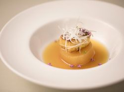 フォアグラのソテー コンソメで炊いた大根を添えて