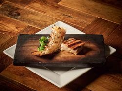 【お魚料理】杉板で豪快に焼き上げたロブスターと
金目鯛 シダーオイルで