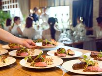 オープンキッチンですべてを創る、こだわり抜いたお料理