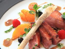 バルバリー鴨のロースト 笹身のシガーと人参のムースリーヌ添