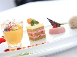 デセール・ヴァリエ
色々なデザートを一皿に盛り合わせて