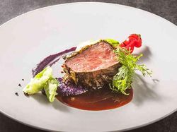 国産牛ロースのロティ おぼろ昆布のベール
濃厚なジュ・ド・ブッフソースと奈良漬けの和合