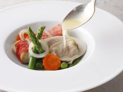 金目鯛のポワレと蛤のナージュ風
