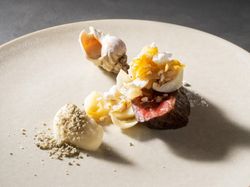 黒毛和牛ランプ肉 つぶ貝、ゆう根、ソバの実のコンディマン