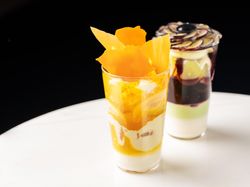 ウェディングケーキと季節のフルーツパフェ