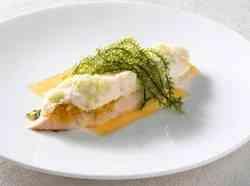 鰆と帆立貝と蕎麦の実の蕪蒸し 海ブドウ添えて