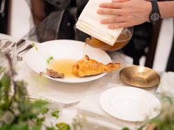 鶉のパイ包みとコンソメ