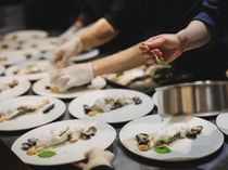 ライブキッチンで目の前から提供される"五感で愉しむフルコース"