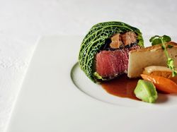 国産牛フィレ肉とフォアグラのシャルトルーズ
サボイキャベツのピュレにジャガイモのガトー仕立て(パン付き)