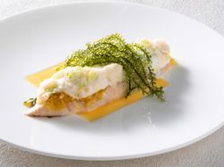 鰆と帆立貝と蕎麦の実の蕪蒸し 海ブドウ添えて