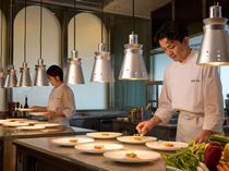 香りや音までも演出に。調理風景も楽しめるライブ感満載の演出