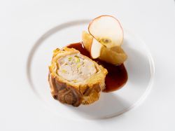 軍鶏肉のパテ パイ包み 果実のフォンダン添え