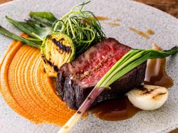 和牛イチボの薪火ロースト ライスポットでじっくりコンフィにした人参ピューレ ローズマリーとレモンのソース