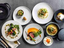 婚礼料理は季節のコースと、シェフと打合せをしてお料理を決めていくオリジナルコースの2種類。