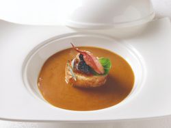 エスニックな香り オマール海老のビスク
オレンジ風味のラスクを浮かべて