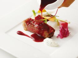 国産牛ロース肉とビーツのアクセント