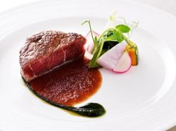 牛フィレのポワレ 季節野菜添え
和風赤ワインソース