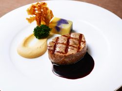 牛フィレ肉のグリエ ひよこ豆のフムスとカラフルポテトのプレッセ 赤ワインソース