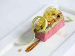 特製牛タンの真空調理 ピスタチオの香りとパートフィロの食感とともに