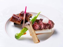 牛フィレ肉のステーキにプチ鰻の蒲焼を添えて