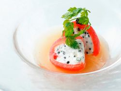 キャビアクリームを詰めたトマト コンソメ