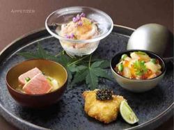 <前菜盛り合わせ>
炙り中トロ 白海老 山葵レモンソース / 紅ズワイガニ 朧豆富 土佐酢ジュレ
伝助穴子のカツレツ キャビア 酢橘 / 祝寿司
