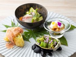 <前菜盛り合わせ>
桜鯛の炙り クレソンサルサヴェルデとスナップエンドウ
フルーツとブラータチーズの白和え
そら豆のフリット 国産生ハム 鮑とアスパラの海藻バター焼き 花穂紫蘇