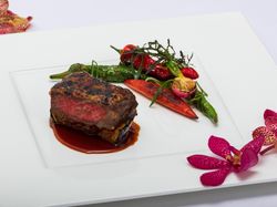 牛ロース肉のグリエ 茄子の煮びたしと伏見唐辛子 夏の清流 さわやかな柑橘のソースで