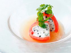 キャビアクリームを詰めたトマト コンソメ