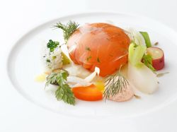 スモークサーモンのオモニエール フヌイユのピューレと野菜のマリネ