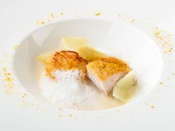 帆立貝のポワレと鶏モモ肉のコンフィ カルダモンとオレンジの香り