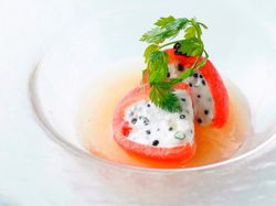 キャビアクリームを詰めたトマト コンソメ