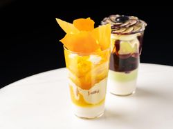 ウェディングケーキと季節のフルーツパフェ