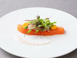 キングサーモンとキヌアのサラダ アンチョビクリームとヴェネグレットソース