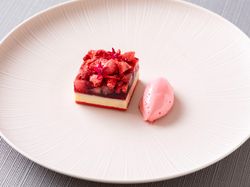 愛知県産の苺とライム香るホワイトチョコの軽やかなタルト仕立て