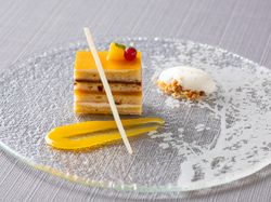 マンゴーとショコラのガトー・オペラ トンカ豆香るグラス