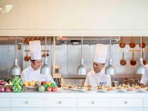 オープンキッチンや各会場に専用キッチンを併設