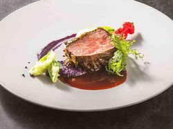 国産牛ロースのロティ おぼろ昆布のベール
濃厚なジュ・ド・ブッフソースと奈良漬けの和合