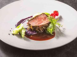 国産牛ロースのロティ おぼろ昆布のベール
濃厚なジュ・ド・ブッフソースと奈良漬けの和合