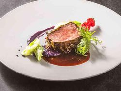 国産牛ロースのロティ おぼろ昆布のベール
濃厚なジュ・ド・ブッフソースと奈良漬けの和合