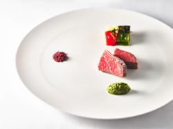 黒毛和牛フィレ肉のロティ 茶葉香るフュメ 京都産九条葱とピスタチオの九条ネギベーゼ 特製赤ワイン塩を添えて
